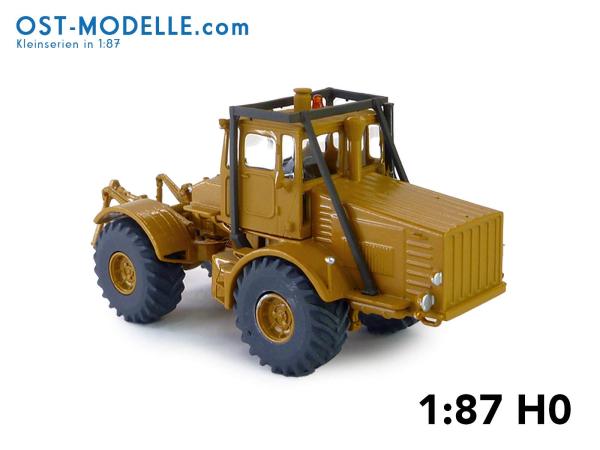 Traktor Kirovets K700 gelborange mit Motorverkleidung Überrollbügel